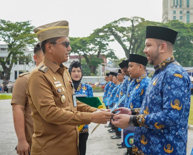 Wali Kota Medan Rico Waas menyerahkan SK PPPK Paruh Waktu secara simbolis. Foto: dokumen Dinas Kominfo Kota Medan
