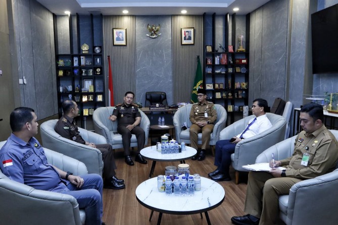 Wali Kota Medan Rico Waas saat menerima kunjungan Kajari Belawan Yusuf di Rumah Dinas Wali Kota Medan, Senin (10/11/2025). Foto: Dinas Kominfo Medan