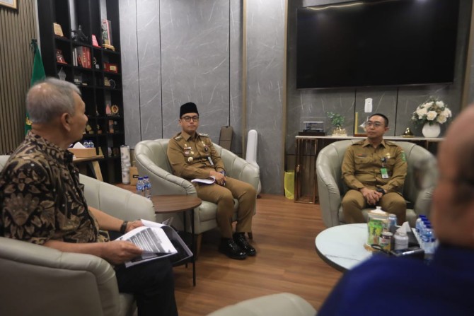 Wali Kota Medan Rico Waas saat menerima kunjungan konultan kesehatan di Kantor Wali Kota Medan. Foto: dokumen Dinas Kominfo Medan