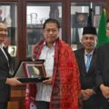 Penjabat Sekda Sumut Sulaiman Harahap saat memberikan cindera mata kepada Deputy Minister for Ministry of Food Industry, Commodity and Regional Development Sarawak, Abdul Rahman Bin Ismail saat melakukan kunjungan kerja ke Kantor Gubernur Sumut, Jalan P Diponegoro, Medan, Rabu (12/11/2025). Foto: Dokumen Dinas Kominfo Sumut