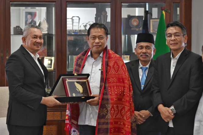 Penjabat Sekda Sumut Sulaiman Harahap saat memberikan cindera mata kepada Deputy Minister for Ministry of Food Industry, Commodity and Regional Development Sarawak, Abdul Rahman Bin Ismail saat melakukan kunjungan kerja ke Kantor Gubernur Sumut, Jalan P Diponegoro, Medan, Rabu (12/11/2025). Foto: Dokumen Dinas Kominfo Sumut