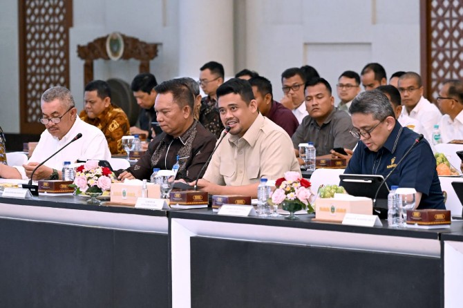 Gubernur Sumut Bobby Afif Nasution saat menerima kunjungan kerja Anggota Banggar DPR RI di Kantor Gubernur Sumut, Jalan P Diponegoro, Medan, Rabu (12/11/2025). Foto: dokumen Dinas Kominfo Sumut
