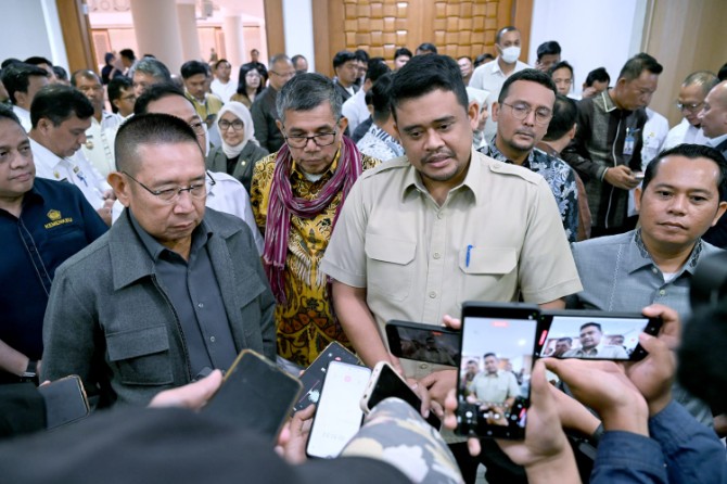 Gubernur Sumut Bobby Nasution saat memberikan keterangan kepada wartawan