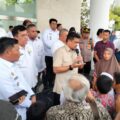 Gubernur Sumut Bobby Afif Nasution saat menerima aspirasi para orang tua murid di Kantor Gubernur Sumut , Rabu (12/11/2025). Foto: Reza Sahab/kaldera.id