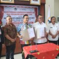 Wali Kota Gunungsitoli Sowa’a Laoli melakukan penandatanganan MoU dan PKS terkait pengelolaan keuangan daerah, Rabu (12/11/2025) di ruang rapat Wali Kota Gunungsitoli. Penandatangan dihadiri oleh Direktur Bisnis dan Syariah Bank Sumut Syafrizalsyah, Pj. Sekretaris Daerah Meiman Kristian Harefa, dan Inspektur Daerah Kota Gunungsitoli Motani Telaumbanua. Foto: IST