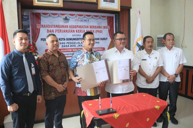 Wali Kota Gunungsitoli Sowa’a Laoli melakukan penandatanganan MoU dan PKS terkait pengelolaan keuangan daerah, Rabu (12/11/2025) di ruang rapat Wali Kota Gunungsitoli. Penandatangan dihadiri oleh Direktur Bisnis dan Syariah Bank Sumut Syafrizalsyah, Pj. Sekretaris Daerah Meiman Kristian Harefa, dan Inspektur Daerah Kota Gunungsitoli Motani Telaumbanua. Foto: IST