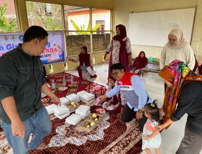 GIZI GAMPONG - Pertamina EP Rantau Field memberikan dukungan program Rumoh Gizi Gampong (RGG) untuk menekan angka stunting di Desa Kampung Dalam, Kecamatan Karang Baru, Kabupaten Aceh Tamiang. Program ini terlaksana bertepatan dengan Hari Kesehatan Nasional yang jatuh pada Rabu (12/11). (HO/kaldera)