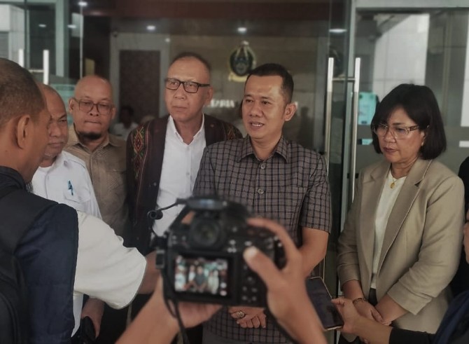 Anggota DPRD Sumut dan Pemprovsu sat diwawancarai wartawan usai pembahasan dua ranperda terkait BUMD. Foto: IST