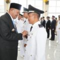 Bupati Langkat Syah Afandin menyematkan tanda pangkat kepada lurah yang baru dilantik. Foto: Dokumen Dinas Kominfo Langkat