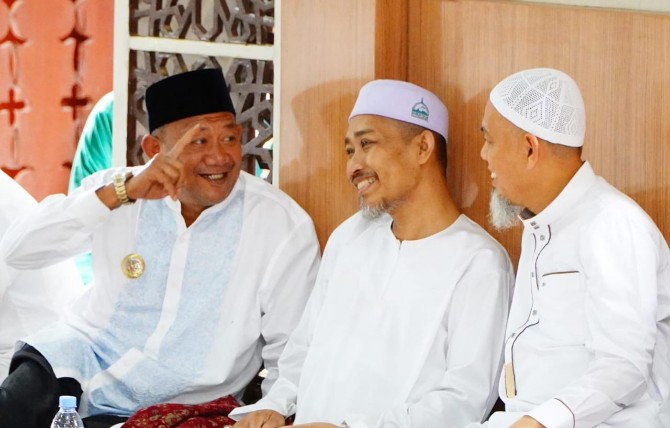 Bupati Langkat Syah Afandin sedang berbincang dengan ulama dan Bupati Dumai saat Haul Tuan Guru Besilam. Foto: dokumen Dinas Kominfo Langkat