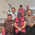 Kepala Dinas Koperasi UKM Perindustrian dan Perdagangan Kota Medan Benny Iskandar Nasution (pakai topi) dan pihak ketiga dibawa penyidik Kejari Medan dan dikawal aparat kepolisian untuk dilakukan penahanan di Rutan Tanjung Gusta Medan selama 20 hari ke depan. Keduanya ditetapkan sebagai tersangka kasus dugaan korupsi kegiatan MFF 2024. Foto: Reza Sahab/kaldera.id