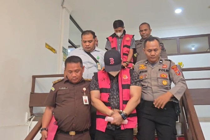 Kepala Dinas Koperasi UKM Perindustrian dan Perdagangan Kota Medan Benny Iskandar Nasution (pakai topi) dan pihak ketiga dibawa penyidik Kejari Medan dan dikawal aparat kepolisian untuk dilakukan penahanan di Rutan Tanjung Gusta Medan selama 20 hari ke depan. Keduanya ditetapkan sebagai tersangka kasus dugaan korupsi kegiatan MFF 2024. Foto: Reza Sahab/kaldera.id