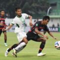 Pemain PSMS Medan berusaha menahan laju pemain Persekat Tegal dalam lanjutan Liga 2 Grup A putaran kedua di Stadion Trisanja, Tegal, Jawa Tengah, Kamis (13/11/2025). Kedua tim bermain imbang 1-1. Foto: IST