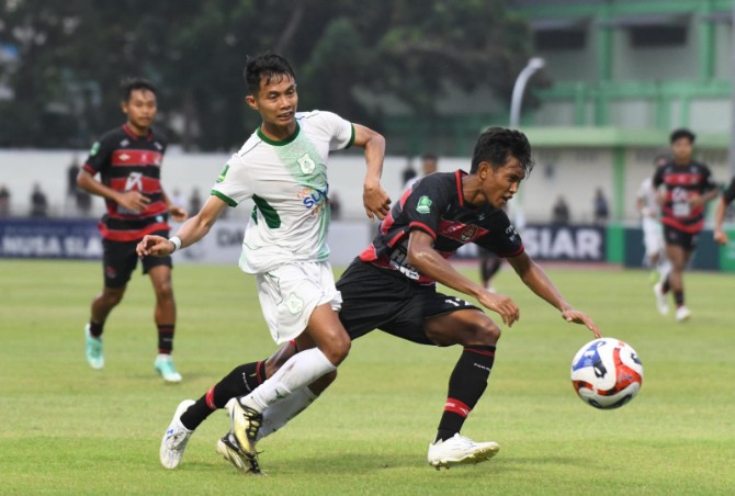 Pemain PSMS Medan berusaha menahan laju pemain Persekat Tegal dalam lanjutan Liga 2 Grup A putaran kedua di Stadion Trisanja, Tegal, Jawa Tengah, Kamis (13/11/2025). Kedua tim bermain imbang 1-1. Foto: IST