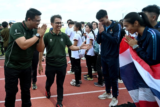 Gubernur Sumut Bobby Nasution didampingi Wakil Ketua Umum PASI Pusat Tigor M Tanjung menyapa atlet dari Thailand di sela sela pembukaan Kejuaraan Atletik SE Asia Tenggara di Stadion Madya Atletik, Deliserdang, Jumat (14/11/2025). Foto' Reza Sahab/kaldera.id