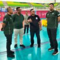 Gubernur Sumut Bobby Afif Nasution saat meninjau persiapan atlet voli putri Indonesia menghadapi Sea Games Thailand di GOR Voli Sumut Sport Centre, Deliserdang, Jumat (14/11/2025). Foto: Reza Sahab/kaldera.id