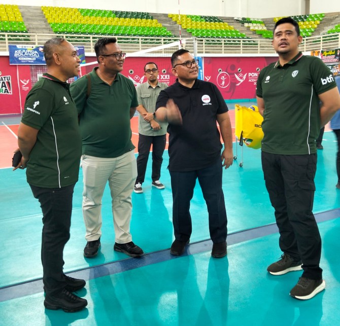Gubernur Sumut Bobby Afif Nasution saat meninjau persiapan atlet voli putri Indonesia menghadapi Sea Games Thailand di GOR Voli Sumut Sport Centre, Deliserdang, Jumat (14/11/2025). Foto: Reza Sahab/kaldera.id