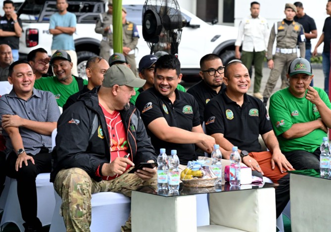 Gubernur Sumut Bobby Nasution berbincang dengan para offroader disela sela pembukaan GiXA di Halaman Belakang Kantor Gubernur Sumut, Sabtu (15/11/2025).foto:lST