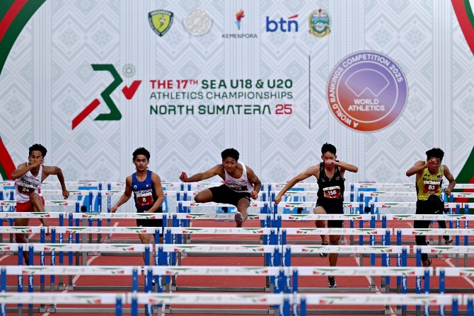 Pelari Indonesia berhasil mendominasi dari nomor Lari Gawang Putra Kejuaraan Atletik U18-U20 se Asia Tenggara di Stadion Madya Atletik Sumut KomplekSport Centre,Sabtu (15/11/2025). Foto: dokumen Dinas Kominfo Sumut