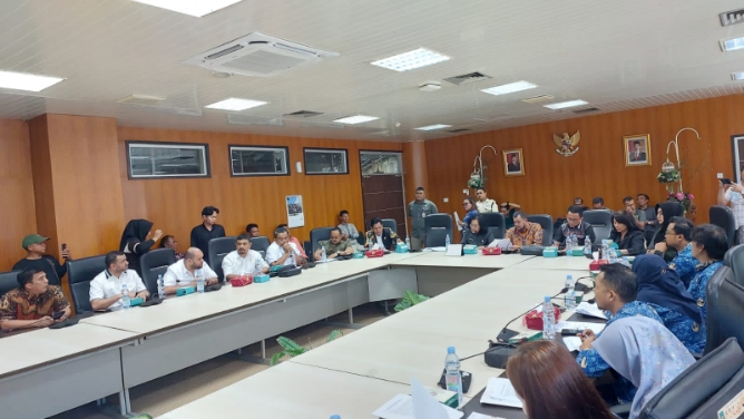 Suasana rapat dengar pendapat lintas Komisi DPRD Medan terkait keluhan warga Sei Mati, Medan Labuhan, Kota Medan. Foto: IST