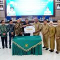 Bupati Langkat, Syah Afandin melakukan penandatanganan nota kesepahaman (MoU) pengelolaan keuangan daerah bersama Direktur Bisnis dan Syariah Bank Sumut, Syafrizalsyah yang didampingi Direktur Kepatuhan, Eksir, Senin (17/11/2025) siang. Foto: IST