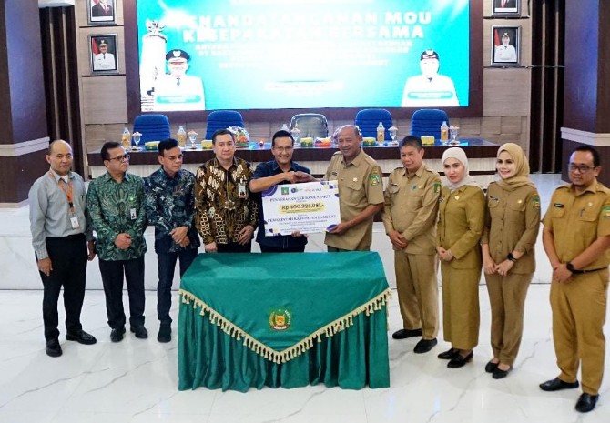 Bupati Langkat, Syah Afandin melakukan penandatanganan nota kesepahaman (MoU) pengelolaan keuangan daerah bersama Direktur Bisnis dan Syariah Bank Sumut, Syafrizalsyah yang didampingi Direktur Kepatuhan, Eksir, Senin (17/11/2025) siang. Foto: IST