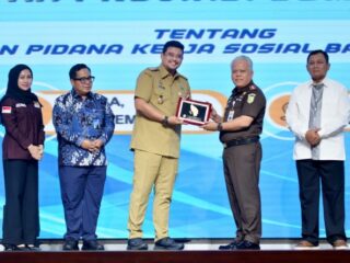 Gubernur Sumut Bobby Afif Nasution bersama Kajatisu Harli Siregar. Foto; dokumen Dinas Kominfo Sumut