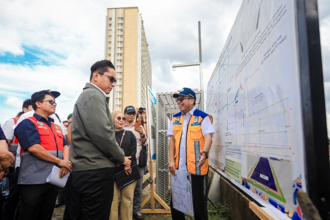 Wali Kota Medan Rico Waas meninjau lokasi Kolam Retensi di Kecamatan Medan Selayang, Selasa (18/11/2025). Foto; IST