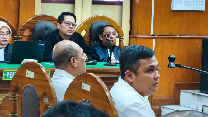 Eks Kadis PUPR Sumut Topan Obaja Ginting bersama Rasuli saat dihadirkan dalam persidangan