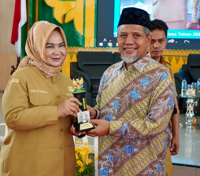 Wakil Bupati Langkat Tiorita Br Surbakti memberikan cindera mata kepada salah satu narasumber, Muhammad Nuh dari Komisi IV DPD RI. Foto; dokumen Dinas Kominfo Langkat