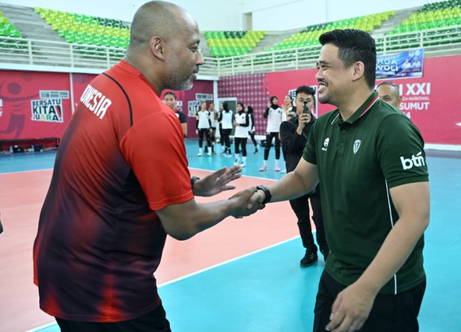 Gubernur Sumut Bobby Afif Nasution saat melihat pemusatan latihan Timnas Indonesia Bola Voli Putri di GOR Voli Sumut Sport Center yang dipersiapkan menghadapi event Sea Games
