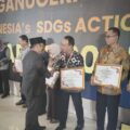 Menteri Perencanaan Pembangunan Nasional/Kepala Badan Perencanaan Pembangunan Nasional Rachmat Pambudy (kiri) menyerahkan penghargaan Indonesi’s SDGs Action Awards 2025 Bappenas setelah melalui seleksi pada integrated sustainabily Indonesia movement (I-SIM) 2025 kepada Bupati Tapsel Gus Irawan Pasaribu di Gedung Utama Kantor Kementerian PPN/Bappenas Rabu (19/11/2025).