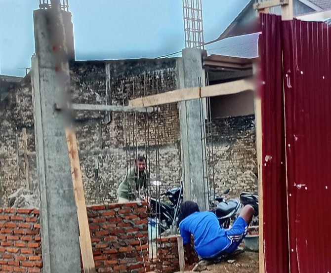 Sejumlah pekerja sedang mengerjakan bangunan rumah yang diduga tanpa PBG di Jalan Eka Warni Gang Setia, Kelurahan Gedung Johor, Kecamatan Medan Johor, Selasa (19/11/2025). Foto: Reza Sahab/kaldera.id