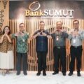 Deputi Komisioner Bidang Hukum dan Administrasi BP Tapera, Willson Lie Simatupang dan rombongan berfoto bersama Direktur Bisnis dan Syariah Bank Sumut, Syafrizalsyah dalam salah satu kunjungan ke kantor pusat Bank Sumut Jalan Imam Bonjol, Medan. Foto: IST