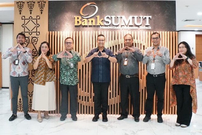 Deputi Komisioner Bidang Hukum dan Administrasi BP Tapera, Willson Lie Simatupang dan rombongan berfoto bersama Direktur Bisnis dan Syariah Bank Sumut, Syafrizalsyah dalam salah satu kunjungan ke kantor pusat Bank Sumut Jalan Imam Bonjol, Medan. Foto: IST