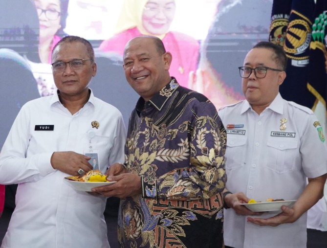 Bupati Langkat Syah Afandin (tengah) menghadiri Tasyakuran Hari Bhakti Kementerian Imigrasi dan Kemasyarakatan ke-1 Tahun 2025 yang digelar di Aula Lapas Perempuan Kelas IIA Medan, Jalan Lembaga Pemasyarakatan Tanjung Gusta, Rabu (19/11/2025). Foto; dokumen Dinas Kominfo Langkat