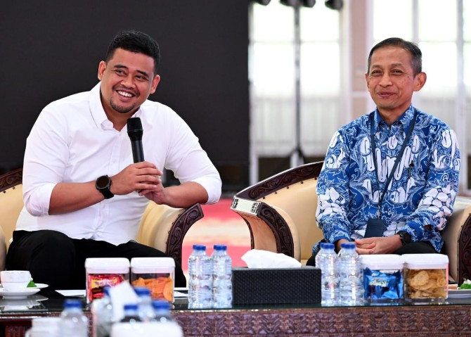 Gubernur Sumut Bobby Afif Nasution saat menerima Kepala OJK Sumut Khoirul Muttaqien di Aula T Rizal Nurdin, Rumah Dinas Gubernur Sumut, Kamis (20/11/2025). Foto: dokumen Dinas Kominfo Sumut