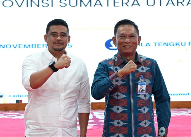 Gubernur Sumatera Utara Bobby Nasution berfoto bersama dengan Kepala Perwakilan BI Sumut, Rudi Brando Hutabarat usai pertemuan keduanya di Aula T Rizal Nurdin, Rumah Dinas Gubernur Sumut, Kamis (20/11/2025). Foto: dokumen Dinas Kominfo Sumut