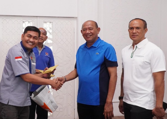 Bupati Langkat Syah Afandin saat menyerahkan bantuan kepada pengurus cabang olahraga di Kantor Bupati Langkat, Kamis (20/11/2025). Foto: IST