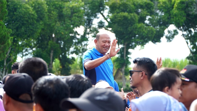 Bupati Langkat Syah Afandin saat menghadiri Jalan Santai Peringatan HGN 2025. Foto: dokumen Dinas Kominfo Langkat