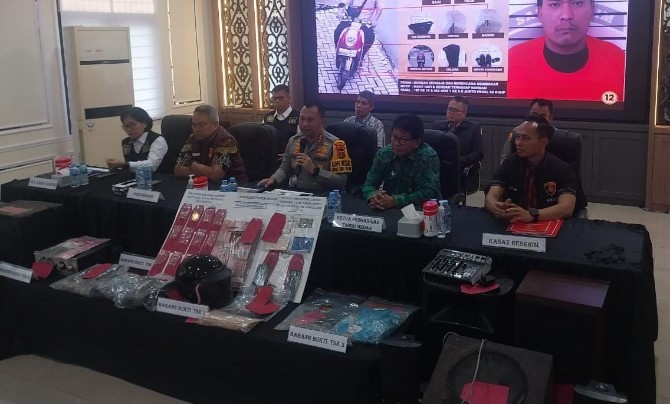 Kapolrestabes Medan Kombes Pol Jean Calvijn Simanjuntak saat memaparkan kasus kebakaran rumah hakim PN Medan Khamazaro Waruwu di Aula Bhayangkara Polrestabes Medan, Jalan HM. Said, Jumat (21/11/2025) sore. Foto: Reza Sahab/kaldera.id