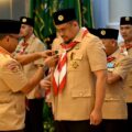 Gubernur Sumut Bobby Afif Nasution saat dilantik menjadi Ketua Pembibing Daerah Pramuka Sumut oleh Ketua Kwartir Nasional Pramuka Komjen Pol (Purn) Budi Waseso di Aula Raja Inal Siregar, Sabtu (22/11/2025). Foto: dokumen Dinas Kominfo Sumut