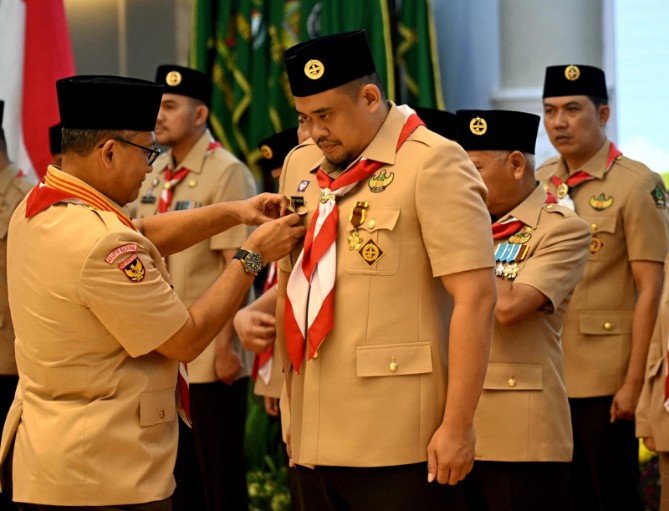 Gubernur Sumut Bobby Afif Nasution saat dilantik menjadi Ketua Pembibing Daerah Pramuka Sumut oleh Ketua Kwartir Nasional Pramuka Komjen Pol (Purn) Budi Waseso di Aula Raja Inal Siregar, Sabtu (22/11/2025). Foto: dokumen Dinas Kominfo Sumut