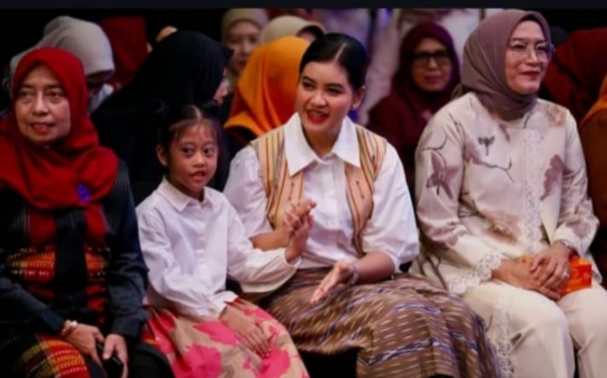 Ketua TP PKK Sumut Kahiyang Ayu bersama istri Wakil Gubernur Sumut dan Pj Sekda menyaksikan Sumut Fashion Beauty 2025 yang digelar selama dua hari di Museum Negeri Sumatera Utara, Jalan HM Joni, Kecamatan Medan Kota, Sabtu (22/11/2025). Foto: Reza Sahab/kaldera.id