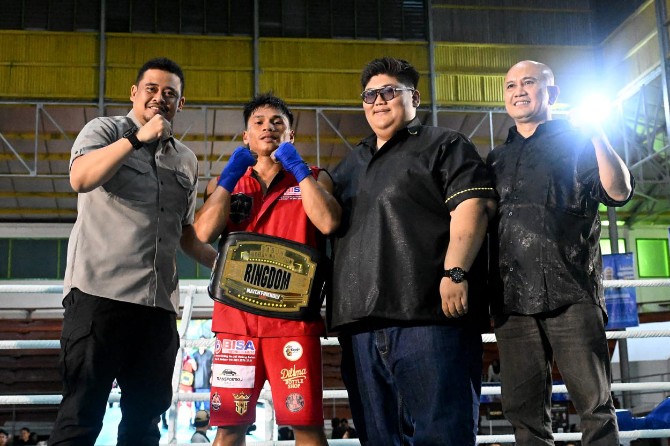 Gubernur Sumut Bobby Nasution bersama Pungi dan promotor tinju Sumut. Foto; IST