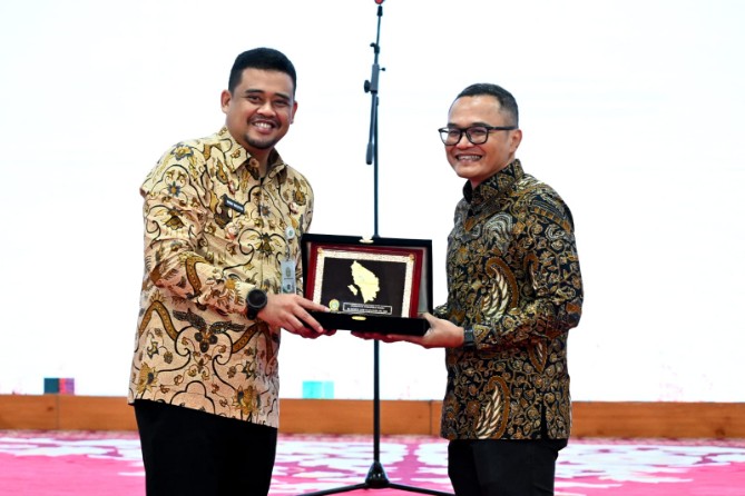 Gubernur Sumatera Utara Muhammad Bobby Afif Nasution menyatakan siap membantu kabupaten/kota yang memanfaatkan pendanaan alternatif non-APBD untuk pembangunan daerah.