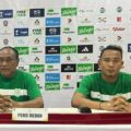 Pelatih PSMS Medan Kas Hartadi dan Penyerang PSMS Medan Rudiyana saat sesi konfrensi pers usai laga melawan Sumsel United, Senin (24/11/2025). Foto: IST