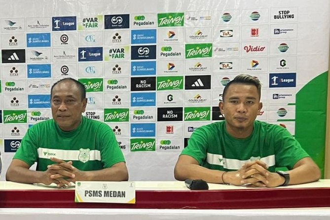 Pelatih PSMS Medan Kas Hartadi dan Penyerang PSMS Medan Rudiyana saat sesi konfrensi pers usai laga melawan Sumsel United, Senin (24/11/2025). Foto: IST