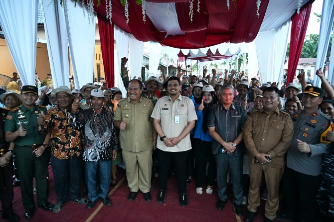 Gubernur Sumut Bobby Nasution didampingi Bupati Asahan Taufik berfoto bersama dengan Petani Asahan. Foto; Reza Sahab/kaldera.id