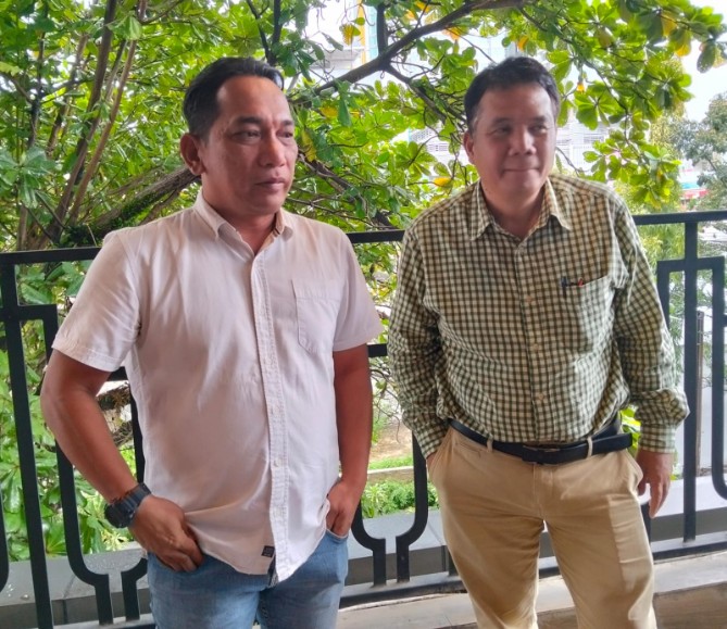 Manager Corporate Communication Head PT Toba Pulp Lestari Tbk, Salomo Sitohang (baju kotak kotak) bersama Humas PT Toba Pulp Lestari Tbk ,Dedi Armaya. Foto ; Reza Sahab/kaldera.id